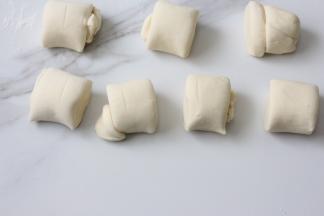 揉好的面团分成大小均匀的小剂子