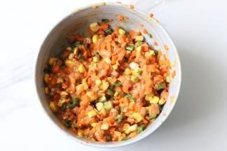 加入玉米淀粉1勺，料酒半勺，生抽，蚝油，甜面酱各1小勺，香油少许，鸡粉少许，适量葱花