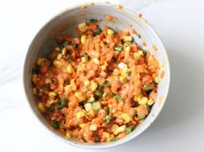 加入玉米淀粉1勺，料酒半勺，生抽，蚝油，甜面酱各1小勺，香油少许，鸡粉少许，适量葱花