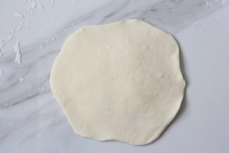 再擀成中间厚点，边上薄点的面片