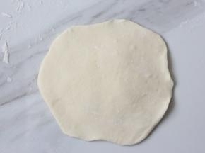 再擀成中间厚点，边上薄点的面片