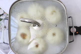 发好的面团放入新思特的电火锅蒸锅中，调至最大火，冷水上锅蒸17分钟，再焖5分钟即可