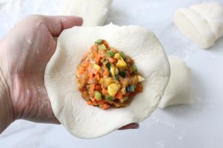 包入适量的馅料
