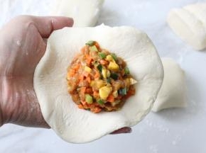包入适量的馅料
