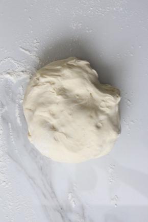 面团发酵好后拿出来揉压排气，揉至面团光滑即可
