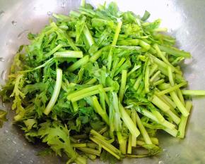 茼蒿洗净切成小段