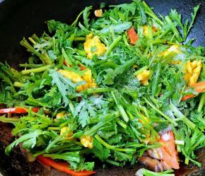 放入茼蒿同时放入盐和味精