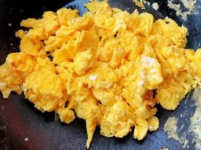 鸡蛋炒至八成熟即可