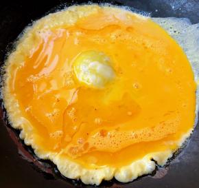 锅中倒入适量油加热再倒入打散的蛋液