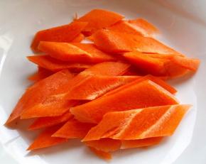 胡萝卜去皮洗净切成马蹄片