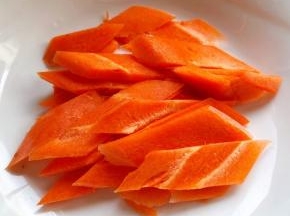 胡萝卜去皮洗净切成马蹄片