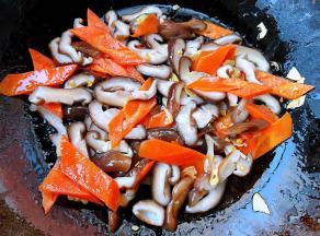 放入香菇片翻炒均匀