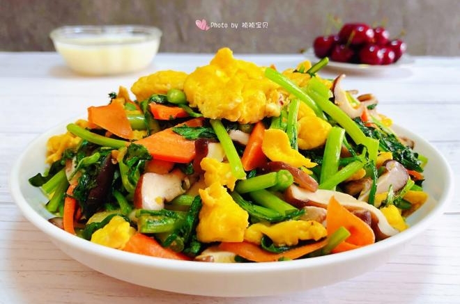 茼蒿炒鸡蛋香菇胡萝卜