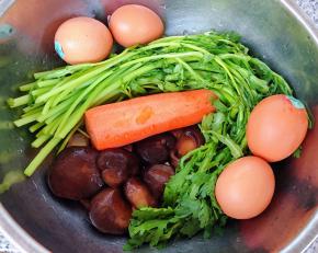 准备原材料茼蒿、香菇、胡萝卜、鸡蛋