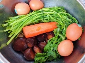 准备原材料茼蒿、香菇、胡萝卜、鸡蛋