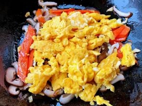 放入炒至八分熟的鸡蛋炒匀