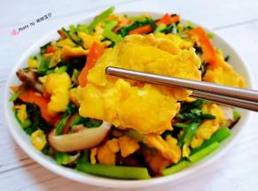 鸡蛋入口香浓混搭着时蔬的清香这个味道一级棒