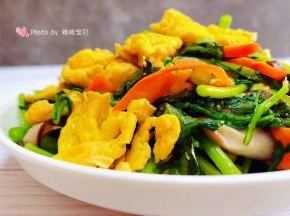 营养丰富的茼蒿炒鸡蛋香菇胡萝卜装入盘中看着就好有食欲
