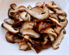 焯好水的香菇过凉沥干水份切片