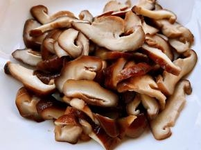 焯好水的香菇过凉沥干水份切片