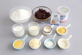 准备好食材，黄油要提前室温软化，因为是手揉的，室温不能够太高，液体类都要进行冷藏后再使用，做面包看起来比较娇气，但做好的面包口感却是外面的不能比的。