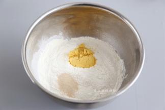 将除黄油，蜜豆以外的食材全部倒入盆里，首先放液体，再放粉类，记得酵母和盐不能同时放，盐会灭活酵母，使得发酵困难。因为家里没有南瓜，就用了南瓜粉代替，要是使用南瓜泥的，这个配方会不适合。