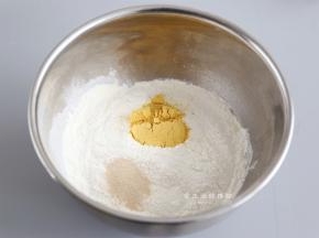 将除黄油，蜜豆以外的食材全部倒入盆里，首先放液体，再放粉类，记得酵母和盐不能同时放，盐会灭活酵母，使得发酵困难。因为家里没有南瓜，就用了南瓜粉代替，要是使用南瓜泥的，这个配方会不适合。