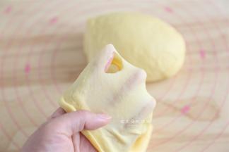 将面混合成团后，用搓衣服的揉面法将面揉出粗膜，大约用时6-8分钟，看到面筋开始逐渐形成，就要停下来检查一下状态，本次使用的是后油法，会更容易出手套膜。