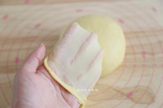 黄油被吸收后，再用像搓洗衣服一样的手法来揉面，个人觉得这种方法比摔打面团更容易出手套膜，直到能拉出大片的手套膜，面即揉好。