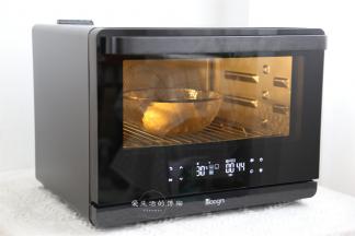 将揉好的面团滚圆放进干净的大碗里面，放入蒸烤箱里启动发酵键开始发酵，我设定的是30度发酵40分钟左右，即可到2倍大小。