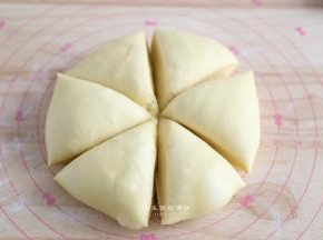 将面团轻轻压扁排气，分成6等份，大约是75克一个面团，分好的面团滚圆。
