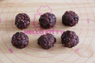 将蜜豆握成一个团子，我的蜜豆馅大概是35克一个，大小刚好，甜度也刚好，