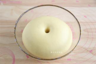 发好的面团，用手指戳一个洞，无明显反弹即是发酵好了，要是出现塌陷并且带酸味就是已经发酵过度了，发酵过度的面团在二次发酵的时候，酵母的活性就不好了，并且烤出来的面包会有酒酸味。