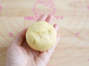 全部包好后放入烤盘里，轻轻压一下，放入蒸烤箱发酵至1.5倍大小，用时大约是30分钟左右。