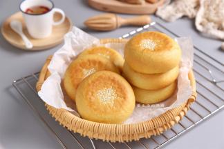 香甜松软的日式南瓜包就做好了这种面包面包店里经常见，一般售价是10元左右一个，但是只要你吃过自己做的，相信你以后走过路过都不会正眼看了哦！跟着馋猫做起来吧！