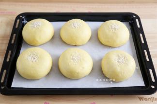 发酵好的面包胚，涂上一层牛奶，放上适量的白芝麻，上面垫一个油纸，再放一个烤盘，烤箱上下管180度预热，入daogrs烤箱烤20分钟即可。
