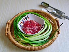 准备食材，牛肉我直接买人家切好的牛肉片。