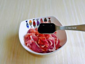 再加入生抽，搅拌均匀。