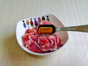 牛肉片洗干净后放入小碗中，加入料酒。