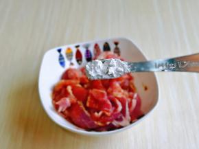 加入一小勺番薯粉，炒出来的牛肉更加嫩滑。