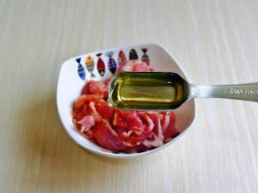 最后淋上一勺食用油，锁住牛肉的水分。