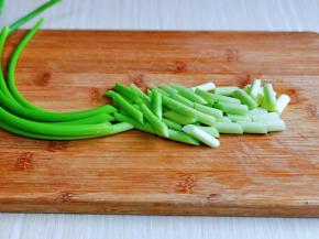 蒜薹洗干净，切小段。