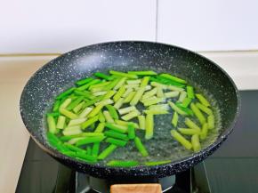 锅中加入水烧开，滴几滴食用油，下蒜薹焯水，滴几滴油焯水的蔬菜颜色好看，大火40秒捞出过冷水，再淋干水分备用。