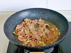 中火煸炒至变色。