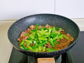 立即加入焯水的蒜薹，转小火。