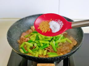 按个人口味加入盐，十三香。