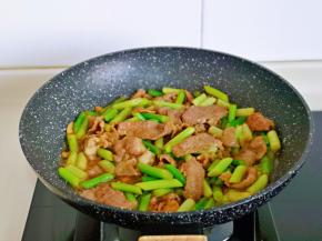 大火快速翻炒均匀即可出锅。