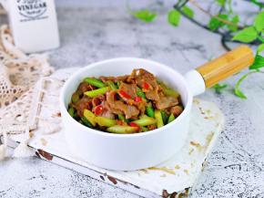 盛出装盘，撒上辣椒段点缀。