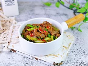 蒜薹吸收了牛肉的味道。