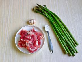 准备食材，牛肉提前切片，尽量薄一点。